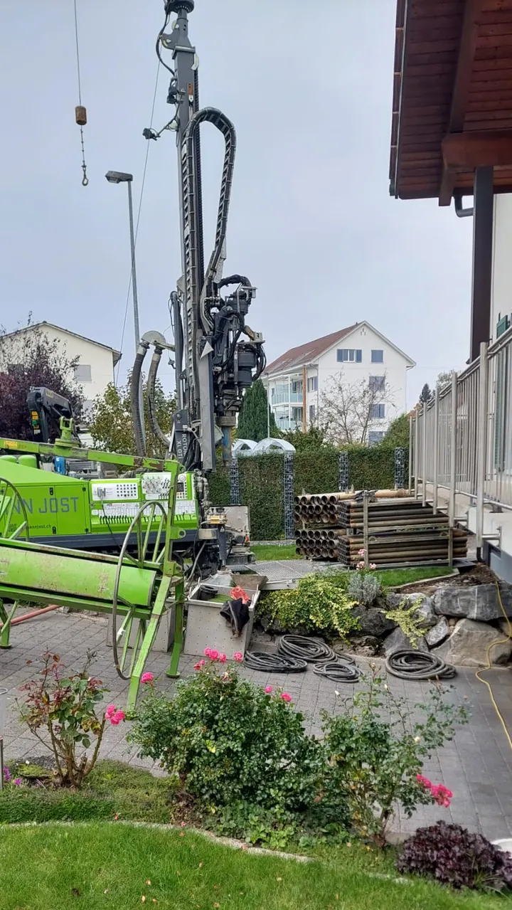 Erdsondenbohrgerät direkt bei einem Wohnhaus in Sirnach