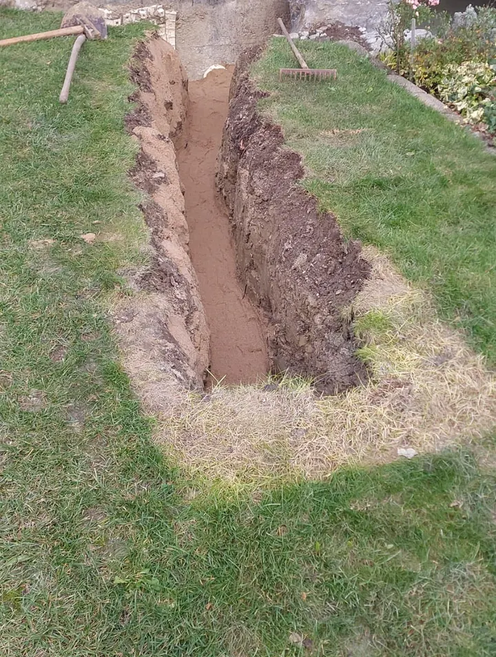 Mit Sand eingebetteter Leitungsgraben bei einem Erdsondenprojekt in Sirnach