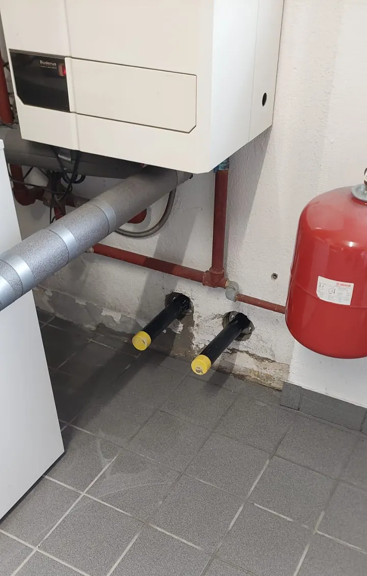 Hauseinführung der Erdsondenleitungen im Heizungsraum