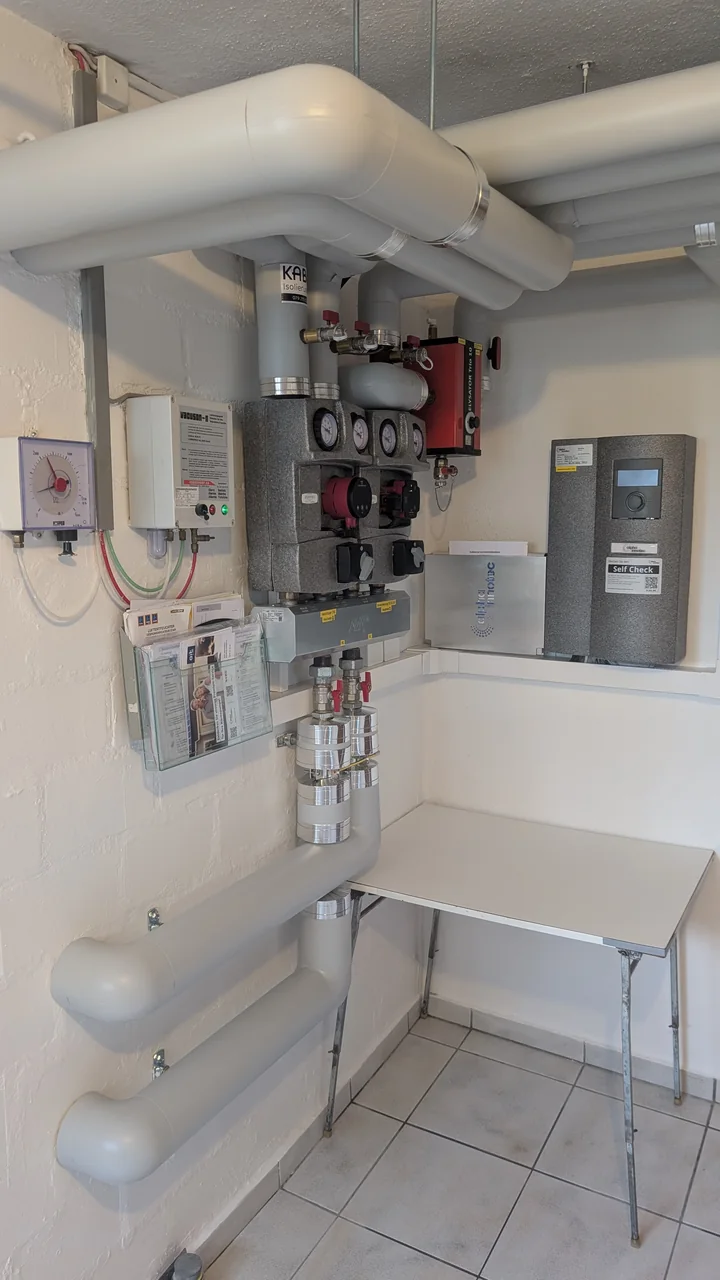 Heizraum mit neuer Hydraulik und gedämmten Leitungen nach Heizungsersatz in Bettwiesen