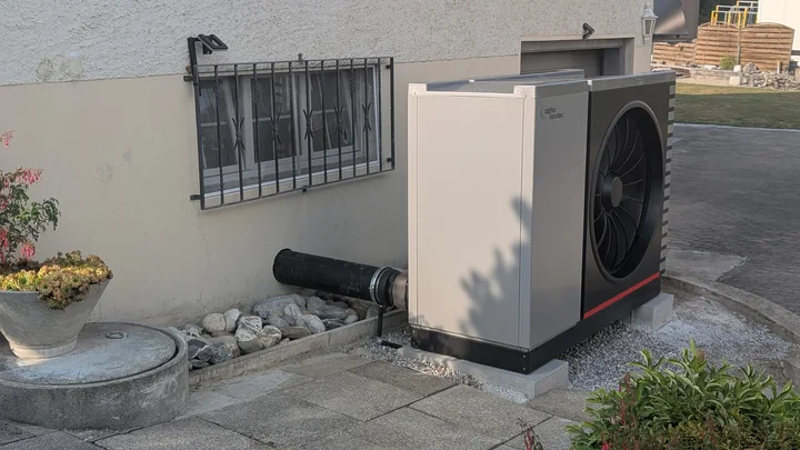 Seitliche Ansicht der Alpha Innotec Wärmepumpe in Bettwiesen