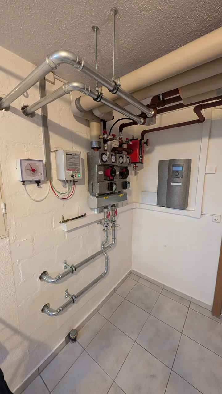 Neue Verrohrung und Heizungsverteilung der Wärmepumpenanlage in Bettwiesen