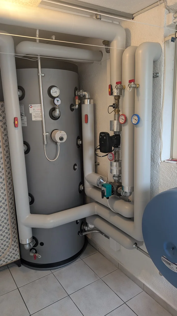 Speicher mit fertig gedämmten Leitungen der Wärmepumpenanlage in Bettwiesen