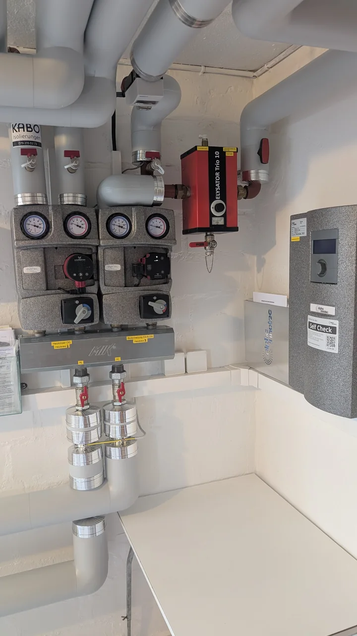 Pumpengruppen und Verteilung der neuen Wärmepumpenanlage in Bettwiesen