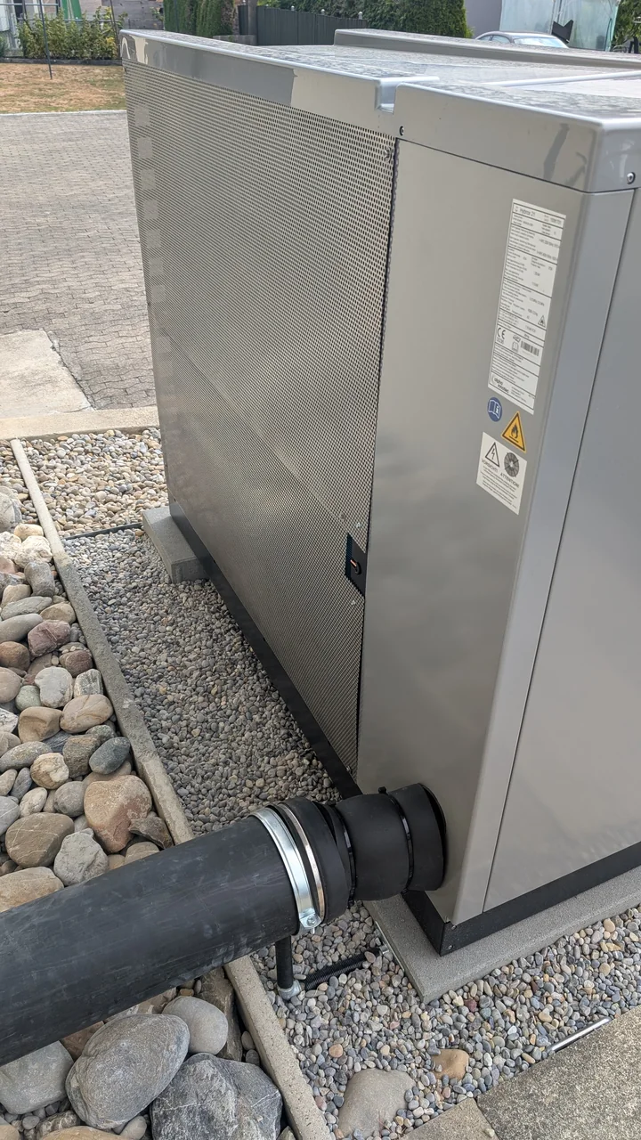Rückseitiger Anschluss der Alpha Innotec Aussenwärmepumpe in Bettwiesen