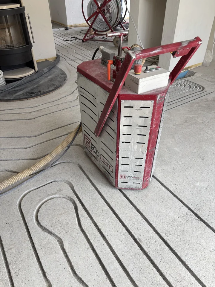 Fräsmaschine auf dem gefrästen Unterlagsboden in Busswil