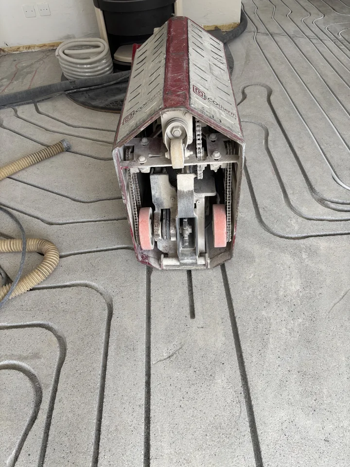 Detail der Fräsmaschine auf dem bestehenden Unterlagsboden