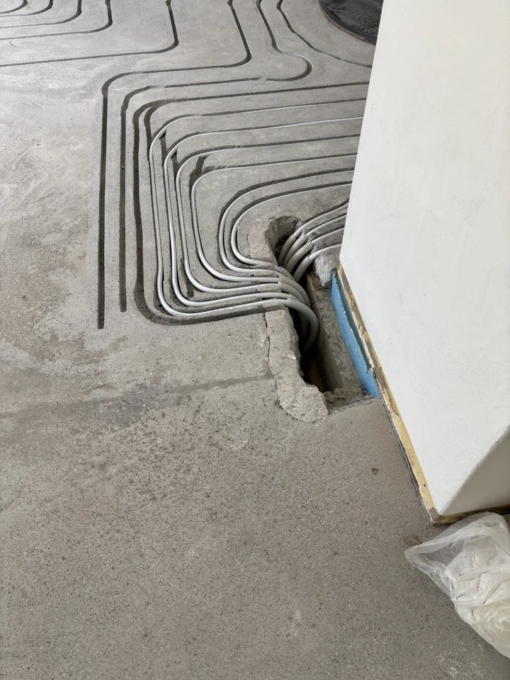 Bodenheizungsrohre mit Schutzrohren an der Einspitzung bei der Wand