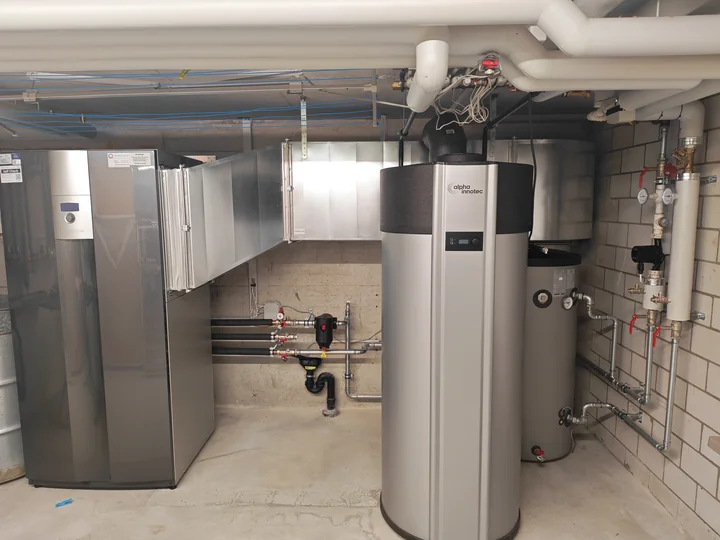 Alpha Innotec Luft/Wasser-Wärmepumpe in Innenaufstellung mit Wärmepumpenboiler in Busswil