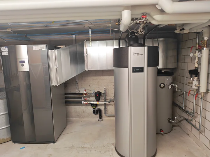 Sanierter Heizraum mit Alpha Innotec Wärmepumpe und Wärmepumpenboiler in Busswil