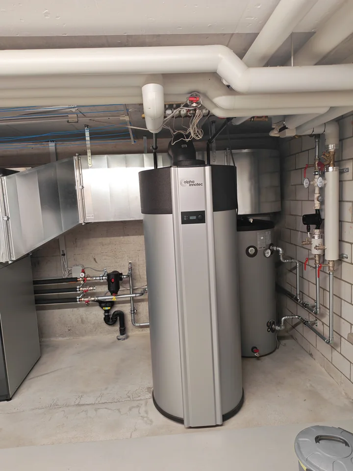 Wärmepumpenboiler für die Warmwasserbereitung mit neuer Heizrauminstallation in Busswil