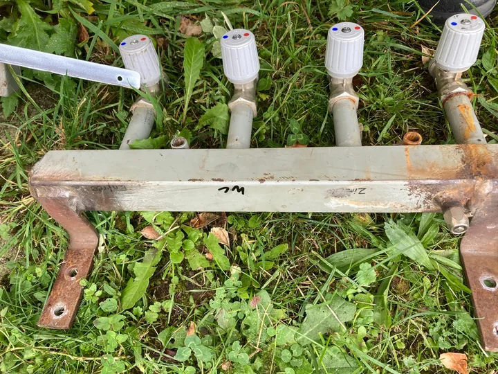 Ausgebauter alter Bodenheizungsverteiler nach der Demontage