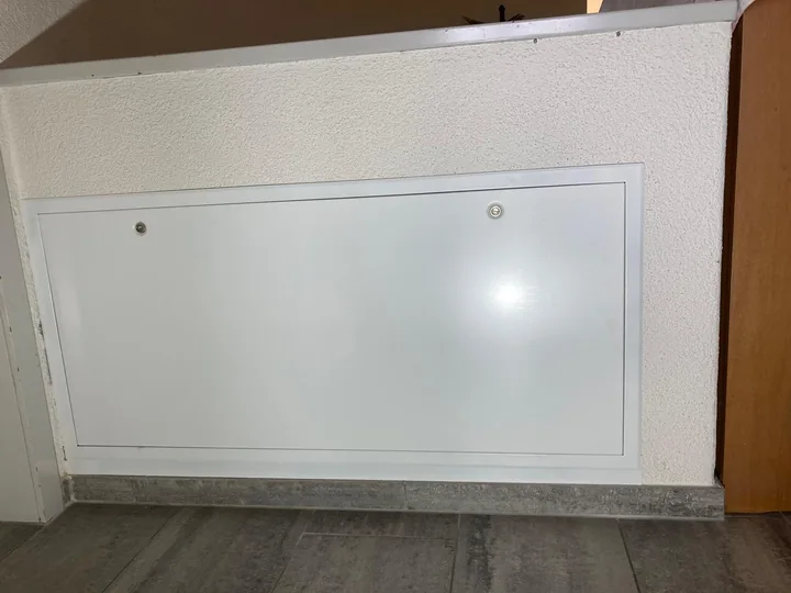 Fertig montierter Bodenheizungs-Verteilerschrank mit neuer Abdeckung in Sirnach